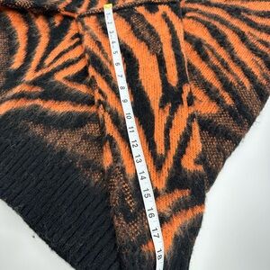 TOPSHOP Women’s Tiger Print Sweater Size 4-6